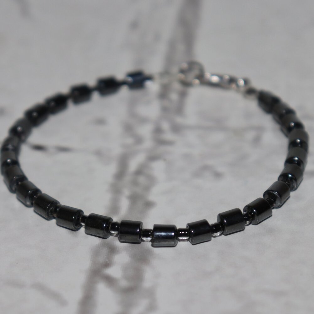 NWOT Natural hematite and glass beaded Bracelet 7.5"